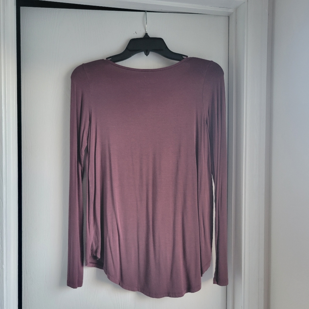 🟣Criss cross vneck - Picture 3 of 3